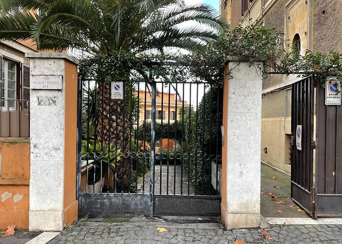 Cosy In The Greenest Corner Of Trastevere Рим